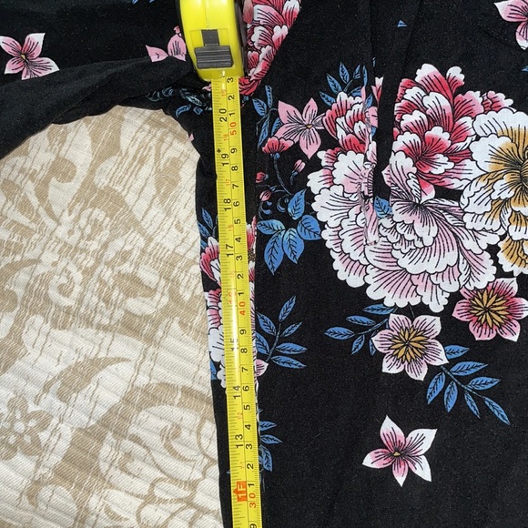 Cropped Floral Pants - Picture 5 of 6